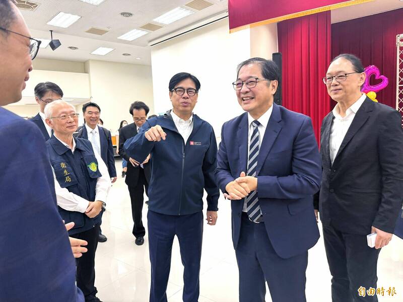 高雄市長陳其邁(中)與法務部長鄭銘(右2)出席高雄司法保護關懷醫療聯盟記者會。(記者許麗娟攝) 高雄市長陳其邁(中)與法務部長鄭銘(右2)出席高雄司法保護關懷醫療聯盟記者會。(記者許麗娟攝)