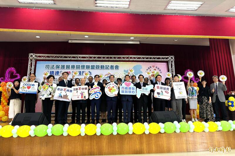 高雄司法保護關懷醫療聯盟目前已有26家醫院和診所加入。(記者許麗娟攝) 高雄司法保護關懷醫療聯盟目前已有26家醫院和診所加入。(記者許麗娟攝)