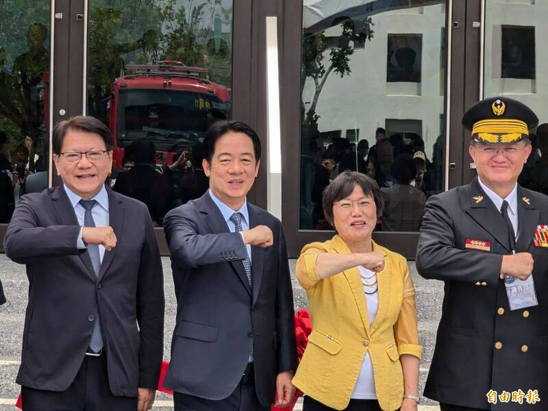 賴清德總統(左二)出席消防署30週年署慶,並表示將投入285億元經費,充實各地消防裝備,再增補3000名消防人力。(記者劉濱銓攝) 賴清德總統(左二)出席消防署30週年署慶,並表示將投入285億元經費,充實各地消防裝備,再增補3000名消防人力。(記者劉濱銓攝)