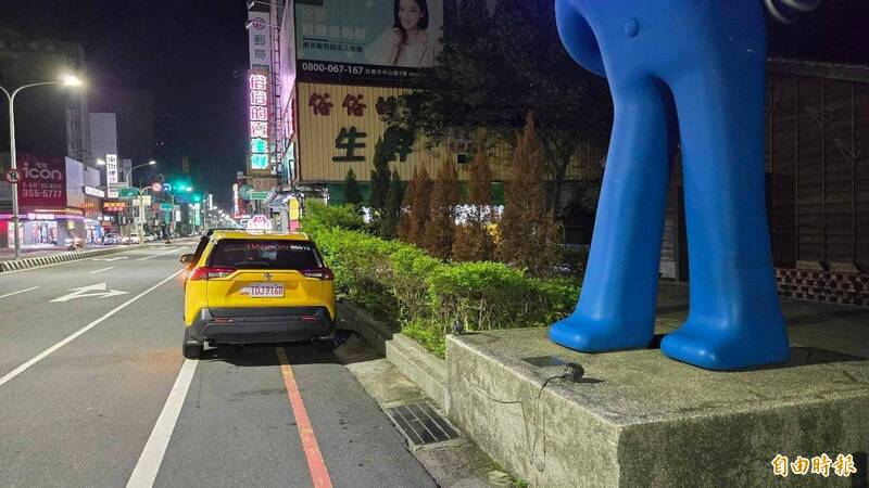 小黃開門「擊落」無照婦 運將喊冤：「請勿停車」立牌害的