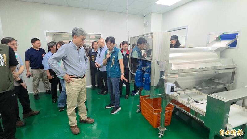 農業部長陳駿季(左)參觀瑞穗鄉農會文旦加工場,由農會總幹事黃盛皇(右)介紹果肉提取機械(記者花孟璟攝) 農業部長陳駿季(左)參觀瑞穗鄉農會文旦加工場,由農會總幹事黃盛皇(右)介紹果肉提取機械(記者花孟璟攝)