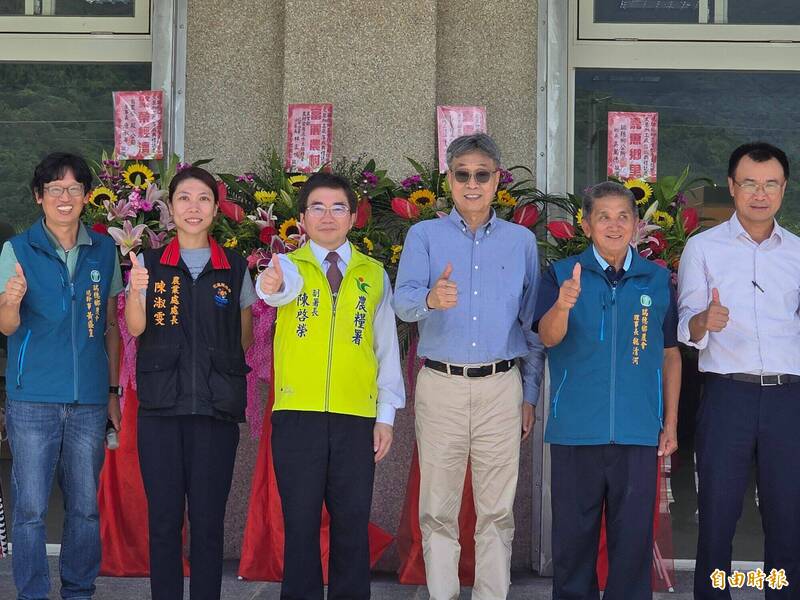 瑞穗文旦加工場落成啟用,農業部長陳駿季(右三)、前部長陳吉仲(右一),與農糧署副署長陳啟榮(左三)、花蓮縣府農業處長陳淑雯(左二)、瑞穗鄉農會總幹事黃盛皇(左一)、瑞穗鄉農會理事長魏清河(右二)開心合照慶祝。(記者花孟璟攝) 瑞穗文旦加工場落成啟用,農業部長陳駿季(右三)、前部長陳吉仲(右一),與農糧署副署長陳啟榮(左三)、花蓮縣府農業處長陳淑雯(左二)、瑞穗鄉農會總幹事黃盛皇(左一)、瑞穗鄉農會理事長魏清河(右二)開心合照慶祝。(記者花孟璟攝)