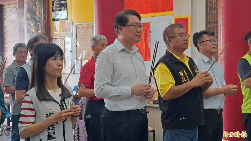 民進黨台東縣黨部主委張鈺晨(左)昨天陪中央黨部秘書長林右昌拜關公。(資料照) 民進黨台東縣黨部主委張鈺晨(左)昨天陪中央黨部秘書長林右昌拜關公。(資料照)