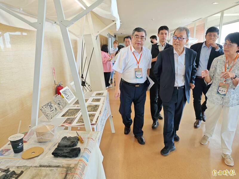 教育部長鄭英輝參觀現場展示。(記者吳俊鋒攝) 教育部長鄭英輝參觀現場展示。(記者吳俊鋒攝)