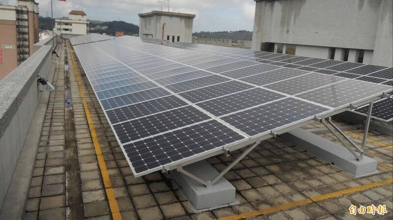 苗栗縣政府向中央爭取3500萬私有建築太陽光電補助,預計可供300至500戶住家提出申請。(記者張勳騰攝) 苗栗縣政府向中央爭取3500萬私有建築太陽光電補助,預計可供300至500戶住家提出申請。(記者張勳騰攝)