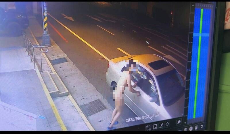 男子全身光溜溜，在副駕駛座尿尿。（民眾提供）