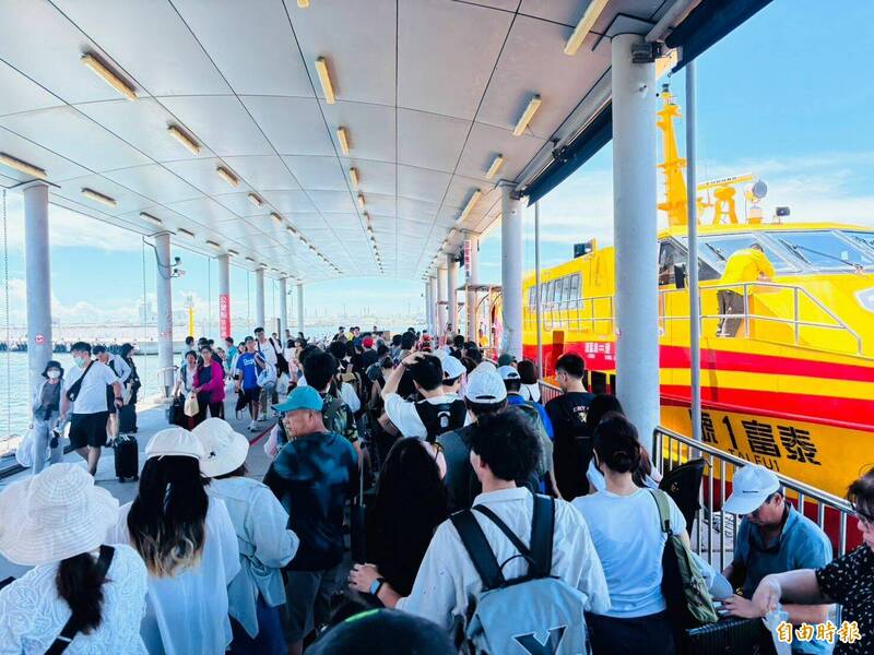 東港琉球航線的滿滿排隊人潮。（記者陳彥廷攝）