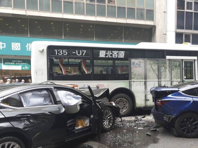 5月23日無照駕駛車輛暴衝造成9人受傷的邱姓企業老董,在出院後原擬於今日到北市中正一分局製作筆錄,但最終仍是協請律師代為出面。(資料照) 5月23日無照駕駛車輛暴衝造成9人受傷的邱姓企業老董,在出院後原擬於今日到北市中正一分局製作筆錄,但最終仍是協請律師代為出面。(資料照)