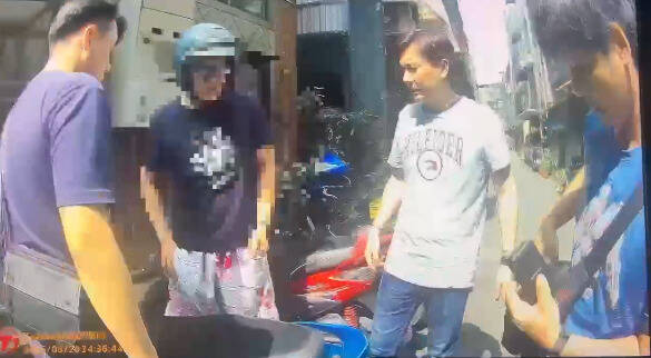 警方緊急向法院聲請拘票與搜索票,並於新莊地區找到涉嫌將少女帶走的42歲江姓男子,當場逮捕。(記者鄭景議翻攝) 警方緊急向法院聲請拘票與搜索票,並於新莊地區找到涉嫌將少女帶走的42歲江姓男子,當場逮捕。(記者鄭景議翻攝)