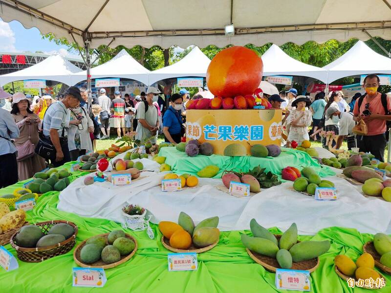 台南國際芒果節開幕,人潮湧至。(記者吳俊鋒攝) 台南國際芒果節開幕,人潮湧至。(記者吳俊鋒攝)
