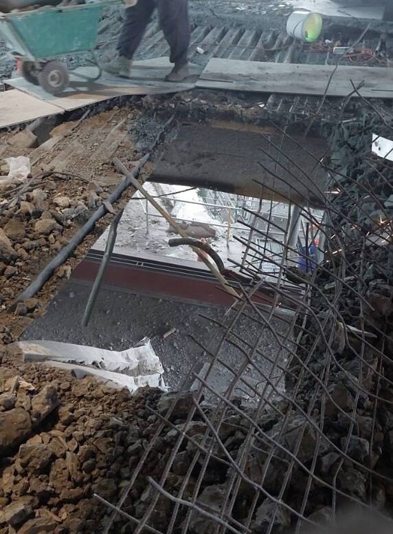 台中新光三越氣爆後進行外牆及內部修復作業,卻傳出有工程鐵板崩塌破大洞,有工人在threads上PO樓層地面鋼板陷落、破出一個大洞照片。(翻攝自threads) 台中新光三越氣爆後進行外牆及內部修復作業,卻傳出有工程鐵板崩塌破大洞,有工人在threads上PO樓層地面鋼板陷落、破出一個大洞照片。(翻攝自threads)