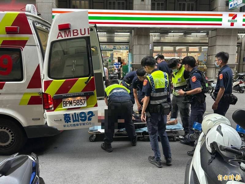 雙刀男遭警方強制送醫。(記者徐聖倫攝) 雙刀男遭警方強制送醫。(記者徐聖倫攝)