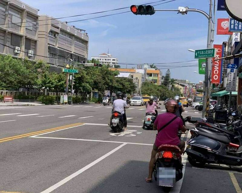 騎士躲太陽等紅燈的「防曬式」停車法,潛藏被後方車輛追撞危機。(資料照) 騎士躲太陽等紅燈的「防曬式」停車法,潛藏被後方車輛追撞危機。(資料照)