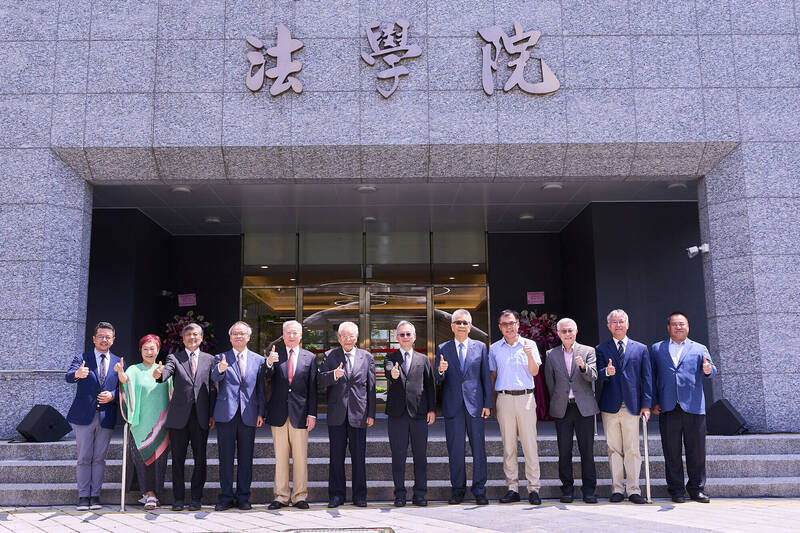 政大法學院館今舉行揭牌儀式,法律界重量級人士、師生與眾捐款人共同見證歷史。(政大提供) 政大法學院館今舉行揭牌儀式,法律界重量級人士、師生與眾捐款人共同見證歷史。(政大提供)