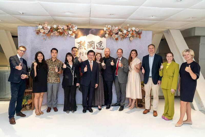 外交部長林佳龍20日邀請各國駐台使節等國際友人，一同觀賞台灣原創音樂劇「熱蘭遮：刺桐花開時」。（外交部提供）
