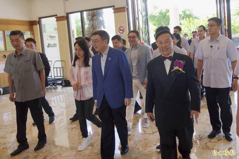 日暉國際渡假村董事長鄭越才(前右1)被行政院長卓榮泰(中)稱為「反共的湯魯克魯斯」。(記者劉人瑋攝) 日暉國際渡假村董事長鄭越才(前右1)被行政院長卓榮泰(中)稱為「反共的湯魯克魯斯」。(記者劉人瑋攝)