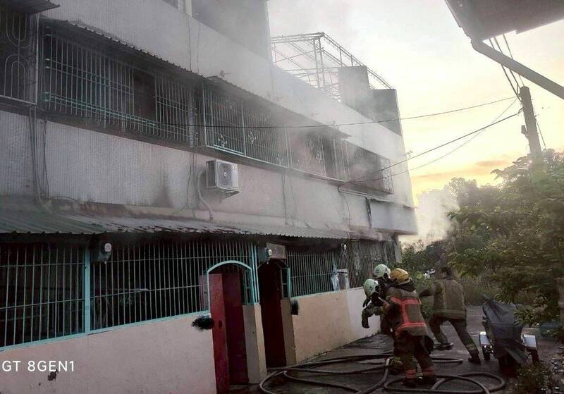 台南七股區竹橋里今晨發生住宅火警,火煙觸動住宅火災警報器叫醒屋主身障阿嬤逃生成功。(民眾提供) 台南七股區竹橋里今晨發生住宅火警,火煙觸動住宅火災警報器叫醒屋主身障阿嬤逃生成功。(民眾提供)