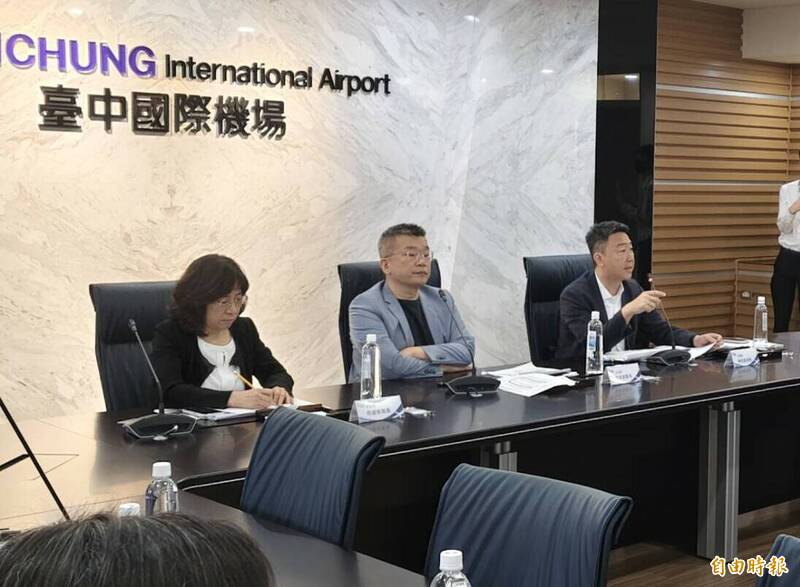 交通部長陳世凱19日(右一)針對台中機場出入境動線與對外交通進行了解。 (記者張軒哲攝) 交通部長陳世凱19日(右一)針對台中機場出入境動線與對外交通進行了解。 (記者張軒哲攝)