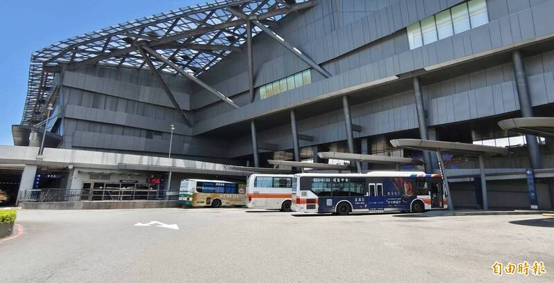 台中機場是台中市公車轉運樞紐,設置六個公車月台。(記者張軒哲攝) 台中機場是台中市公車轉運樞紐,設置六個公車月台。(記者張軒哲攝)