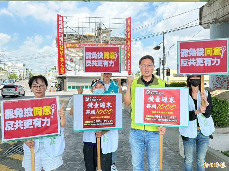 台中市議員林德宇(右2)在霧峰街頭呼籲,中二選區再補1千張連署就達標。(記者黃旭磊攝) 台中市議員林德宇(右2)在霧峰街頭呼籲,中二選區再補1千張連署就達標。(記者黃旭磊攝)