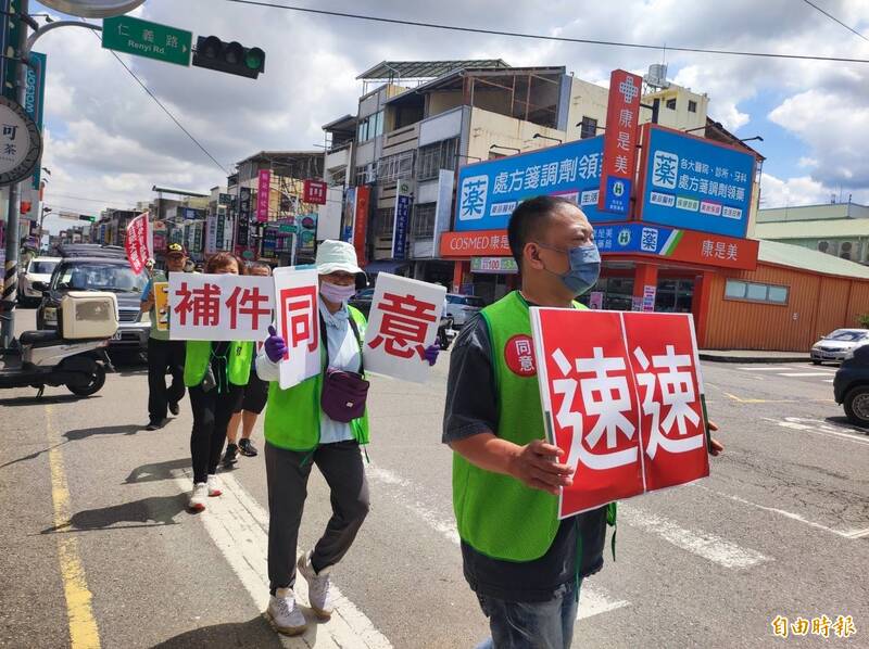 台中市議員張芬郁服務處呼籲選民速速補件,才能進入三階投票。(記者黃旭磊攝) 台中市議員張芬郁服務處呼籲選民速速補件,才能進入三階投票。(記者黃旭磊攝)