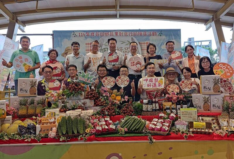 芬園鄉農會今起連兩天在台北市希望廣場舉辦「田園好品、芬饗嚐鮮」創意蔬果行銷推廣活動。(芬園鄉農會提供) 芬園鄉農會今起連兩天在台北市希望廣場舉辦「田園好品、芬饗嚐鮮」創意蔬果行銷推廣活動。(芬園鄉農會提供)