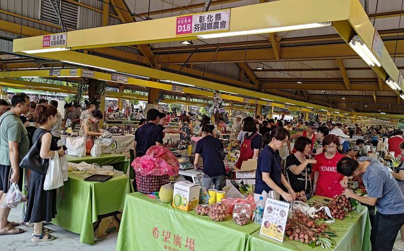 芬園鄉農會今在台北市希望廣場舉辦蔬果行銷推廣活動,吸引民眾購買。(芬園鄉農會提供) 芬園鄉農會今在台北市希望廣場舉辦蔬果行銷推廣活動,吸引民眾購買。(芬園鄉農會提供)