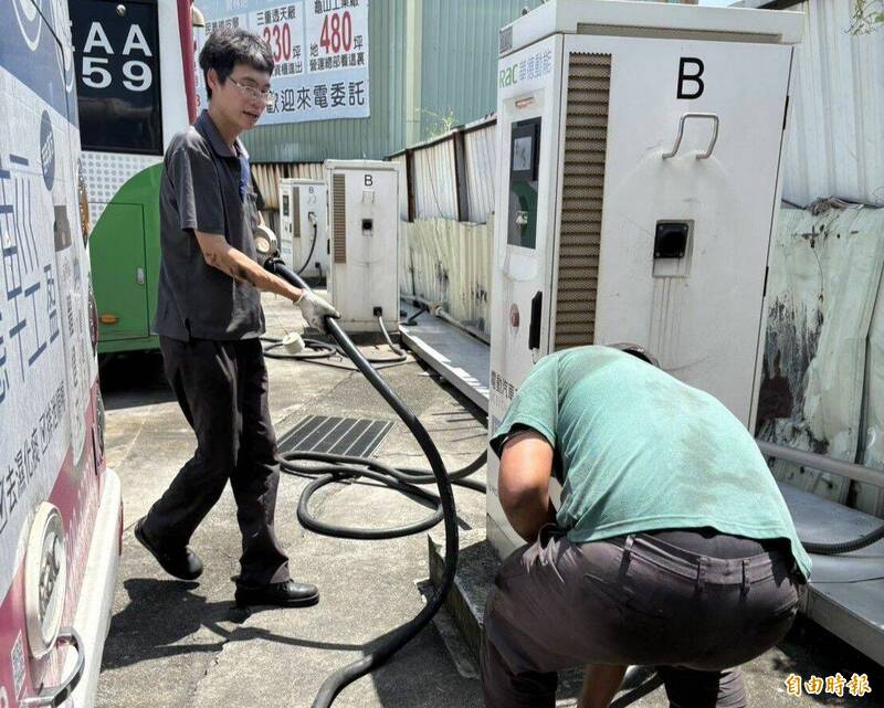 新北市全面檢查電動公車的電池系統,265輛中發現5輛檢測有異常;示意圖。(記者羅國嘉攝) 新北市全面檢查電動公車的電池系統,265輛中發現5輛檢測有異常;示意圖。(記者羅國嘉攝)