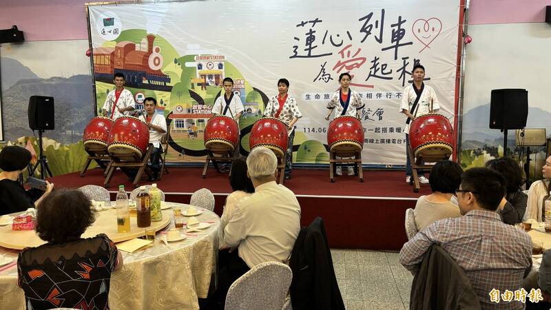 蓮心園的憨慢囝仔為餐會帶來擊鼓表演開幕。（記者楊金城攝）