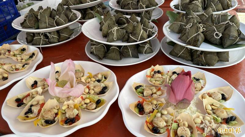 蓮子大餐愛心滿慢。（記者楊金城攝）