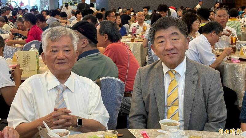 總統府國策顧問張田黨（左）創辦蓮心園啟智中心，今天（21日）在台南白河舉辦第20屆募款餐會，行政院政務委員陳時中（右）出席。（記者楊金城攝）