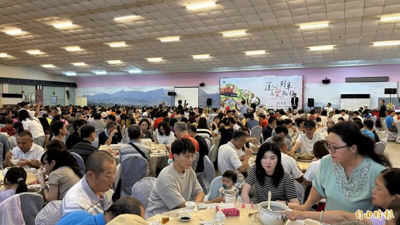 台南蓮心園啟智中心成立28年，今天（21日）在台南白河舉辦第20屆募款餐會，感謝支持者長年來愛心贊助，同時推廣白河蓮子產業，席開70桌。（記者楊金城攝）