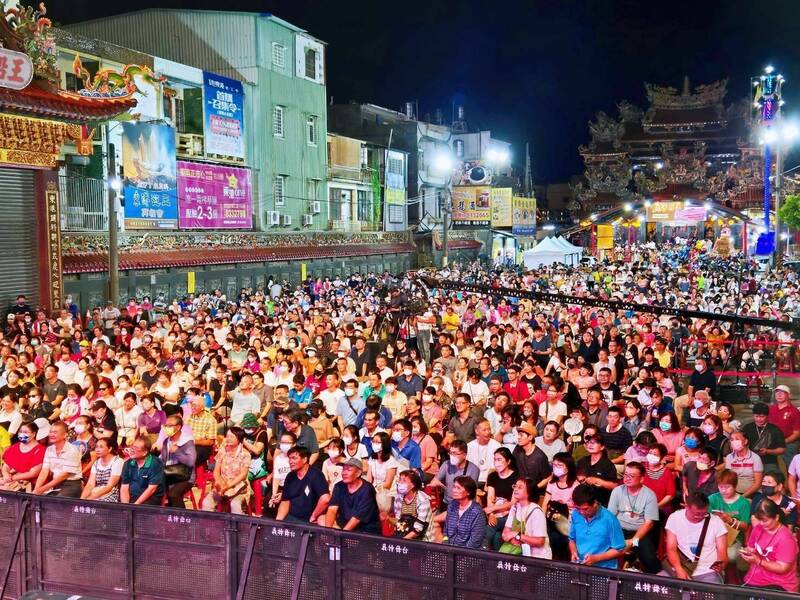 「黑鮪魚季經典之夜」吸引滿滿人潮。（屏縣府提供）