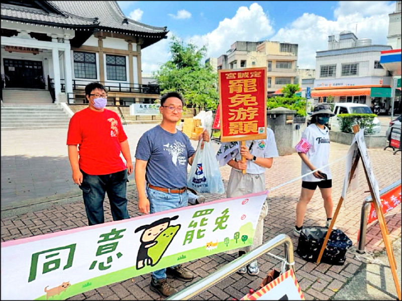 罷免游顥的志工們昨日在南投市武德殿附近進行同意罷免宣講。
（曾琮愷提供）