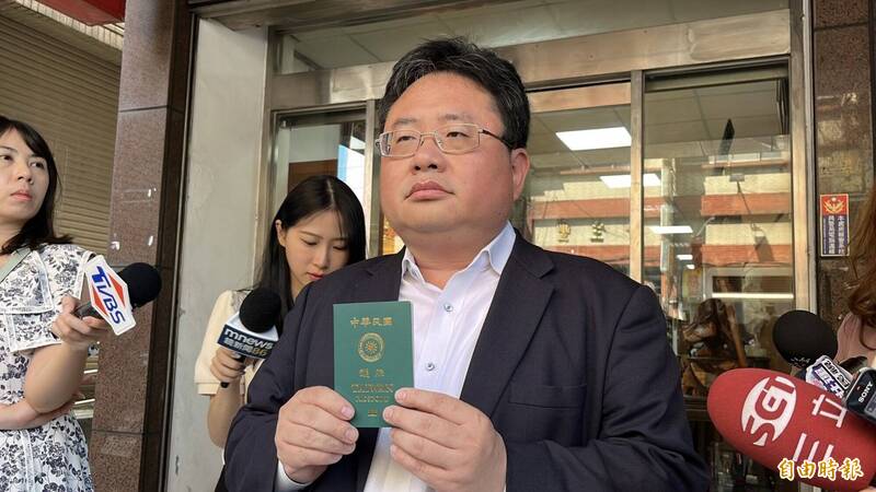 許多在海外台灣人紛紛訂購機票，準備在7月26日當天回台，矢板明夫也在臉書發文，對此讚嘆：「勇敢的台灣人，我以你們為榮。」（資料照）