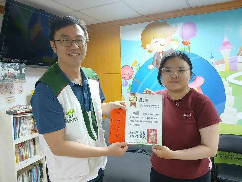 家扶基金會南高雄家扶中心協助將高醫獎助學金提供給就讀醫療相關學系的黃同學（右）。（高醫提供）