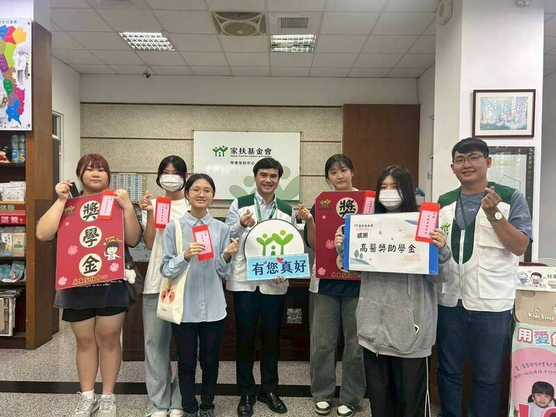 家扶基金會屏東中心協助將高醫獎助學金頒發給就讀醫療相關學系的弱勢學子。（高醫提供）