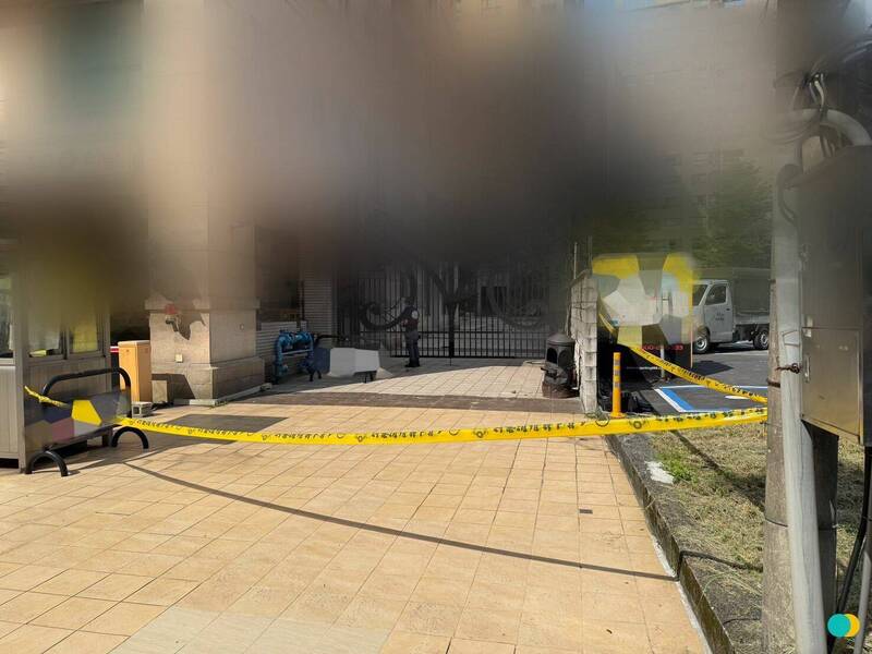 新北市北大特區一棟大樓今天傳出女住戶墜落身亡，警方拉起封鎖線採證。（記者吳仁捷翻攝）