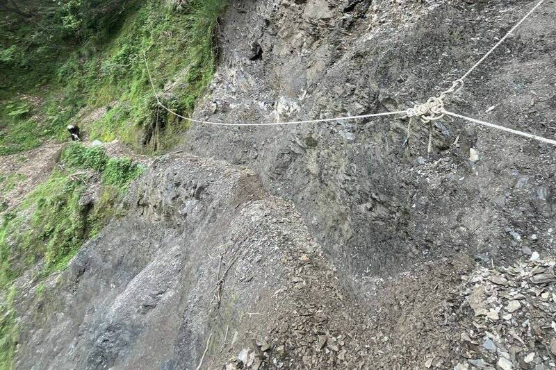 玉山八通關步道大雨頻崩坍 緊急架繩、拓路基搶修