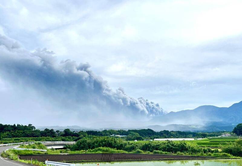 位於日本九州南部，橫跨鹿兒島縣、宮崎縣交界處的霧島山脈「新燃岳火山」，在昨（22）日下午噴發，這也是它時隔7年再度出現噴發記錄。（圖擷取自@wni_jp 社群平台「X」）