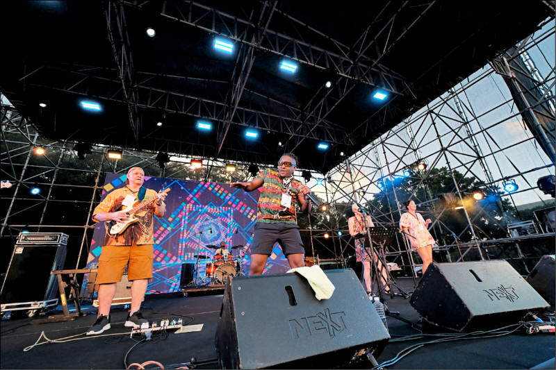 國際雷鬼樂團「Higher Rootz」由來自非洲、美洲、英國的音樂家組成，八月將在星空世界音樂會中演出。
（屏縣府提供）