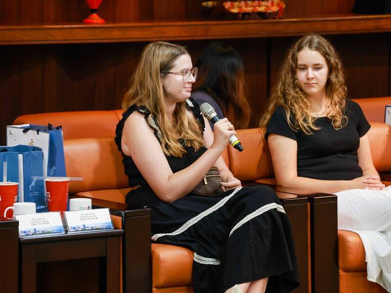 「史丹佛大學海外學習計畫」師生訪團拜訪高雄市府團隊，踴躍提問交流。（圖由行國處提供）