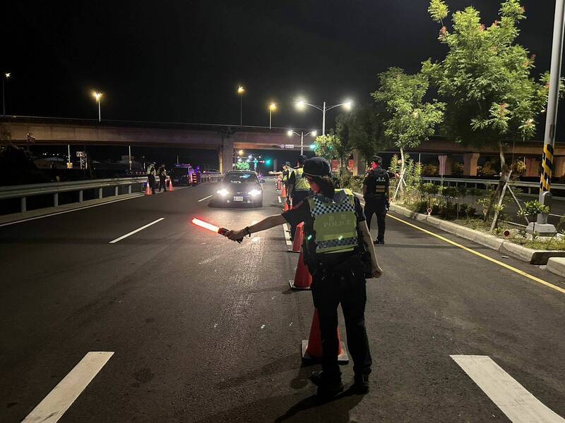 吵死人！東彰道路48輛汽車半夜車聚轟隆隆 警抓15件違規