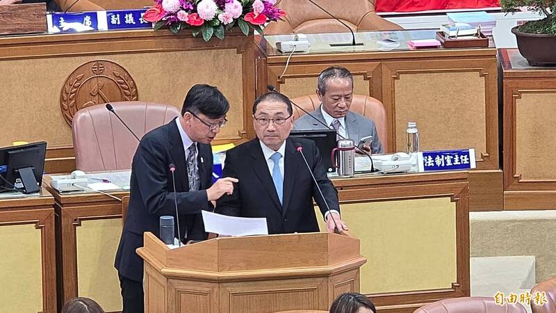 新北市議會今日進行市政總質詢,侯友宜針對議員質詢提出相關回應。(記者黃子暘攝) 新北市議會今日進行市政總質詢,侯友宜針對議員質詢提出相關回應。(記者黃子暘攝)