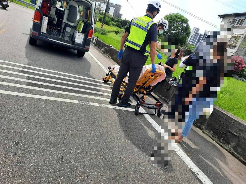 女騎車過彎撞到水泥護欄,人被拋飛到田中。(民眾提供) 女騎車過彎撞到水泥護欄,人被拋飛到田中。(民眾提供)