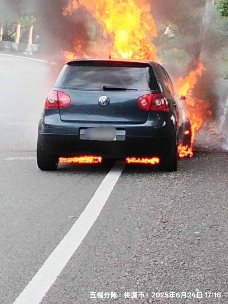 國道1號南向內壢出口火燒車,駕駛急停路肩逃生。(記者李容萍翻攝) 國道1號南向內壢出口火燒車,駕駛急停路肩逃生。(記者李容萍翻攝)