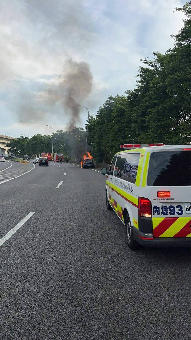 國道1號南向內壢出口火燒車,駕駛急停路肩逃生。(記者李容萍翻攝) 國道1號南向內壢出口火燒車,駕駛急停路肩逃生。(記者李容萍翻攝)