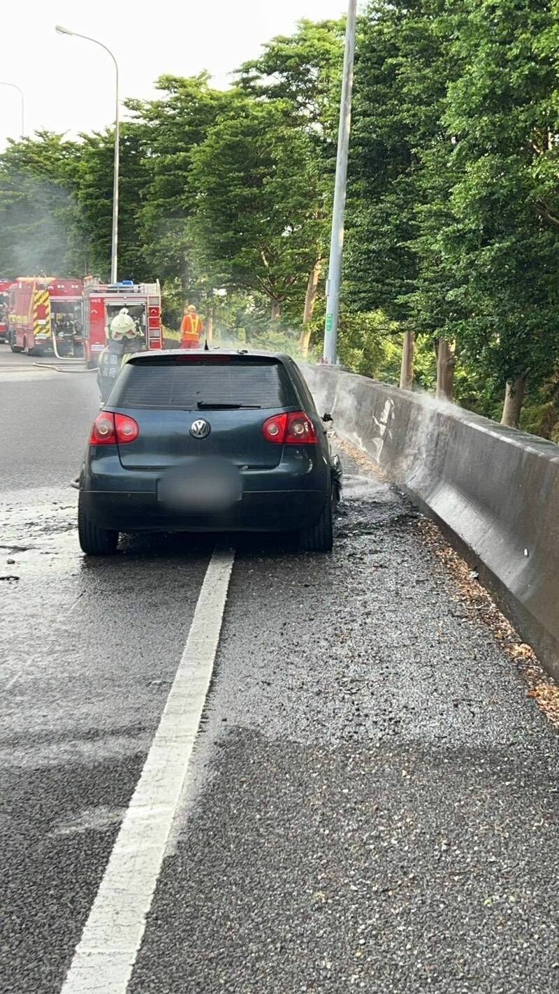 國道1號南向內壢出口火燒車。(記者李容萍翻攝) 國道1號南向內壢出口火燒車。(記者李容萍翻攝)
