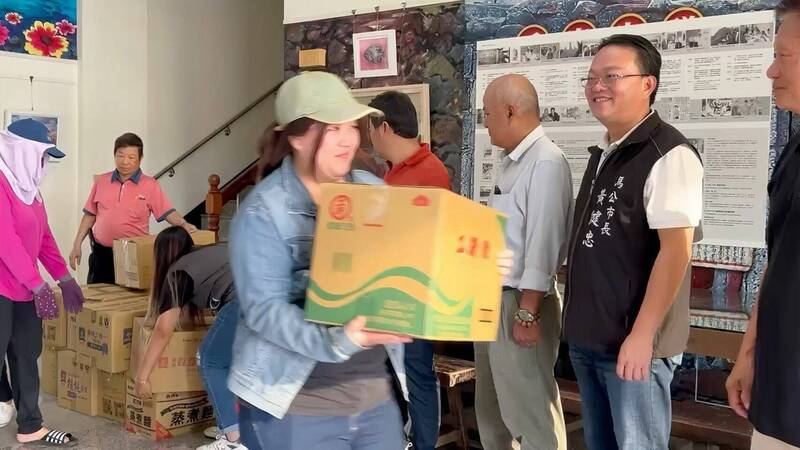 民眾接受青商會物資,都相當高興。(馬公市公所提供) 民眾接受青商會物資,都相當高興。(馬公市公所提供)