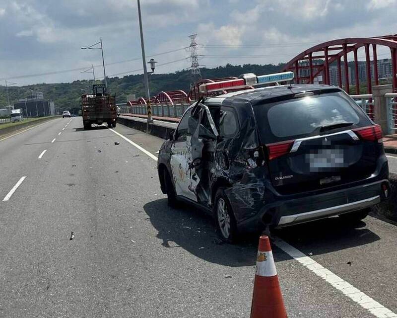 警用巡邏車遭大貨車追撞,左側車身嚴重受損。(警方提供) 警用巡邏車遭大貨車追撞,左側車身嚴重受損。(警方提供)